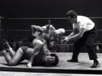 El Santo bojuje proti upířím ženám